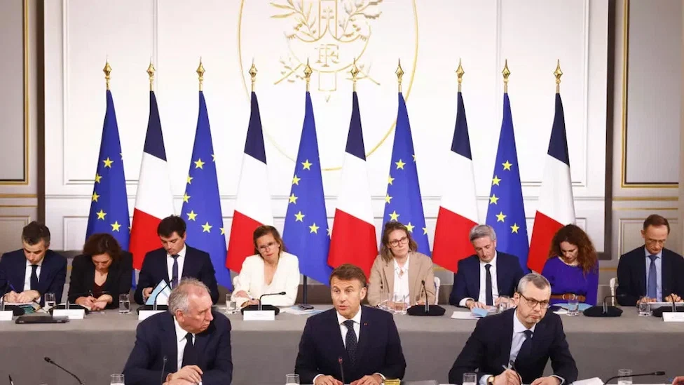 Macron US Tariffs Dispute: France Calls for Investment Freeze – What’s Next?